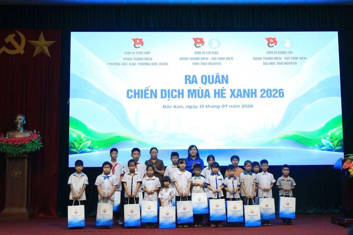 Ban Tổ chức tặng quà các em học sinh có hoàn cảnh khó khăn