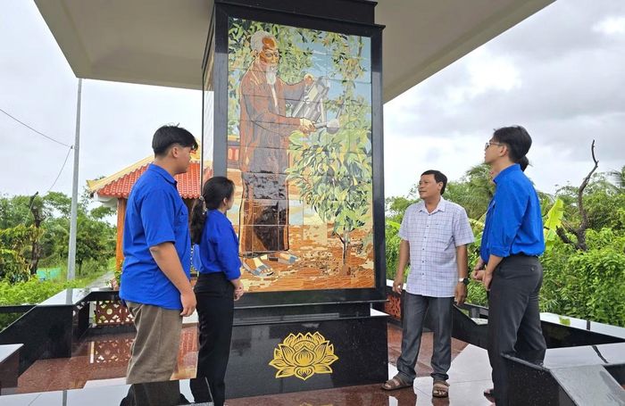 Đảng bộ, chính quyền xã Trí Phải thường tổ chức về nguồn và tuyên truyền về ý nghĩa di tích Bác Hồ với cây vú sữa.