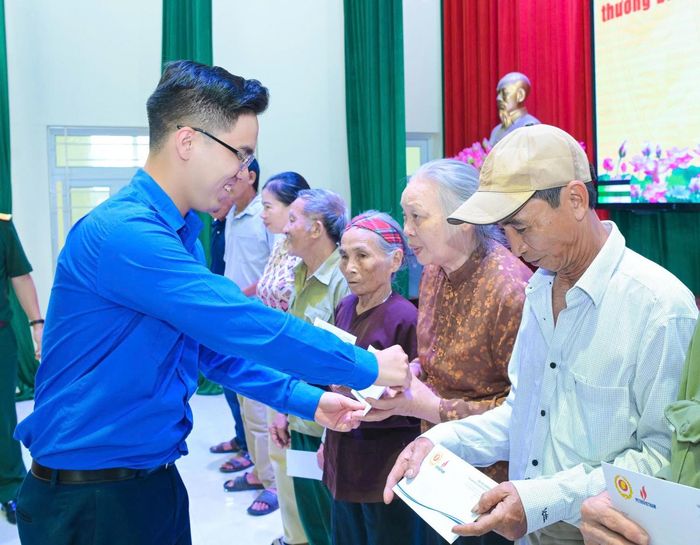 Đồng chí Trần Nam Anh - Ủy viên Ban Thường vụ Đoàn Thanh niên Petrovietnam thăm hỏi, trao quà các gia đình chính sách tại tỉnh Ninh Bình.