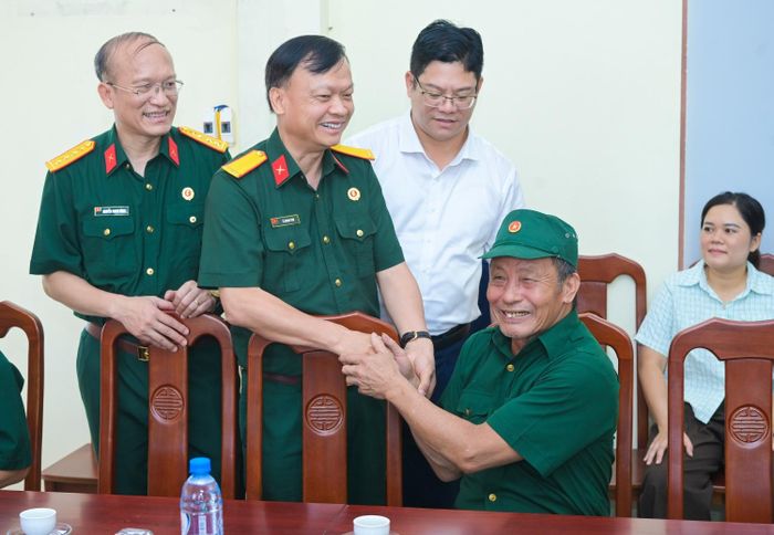 Đồng chí Lê Quang Toán - Phó Chủ tịch Thường trực Hội Cựu chiến binh Petrovietnam trò chuyện, lắng nghe tâm tư và động viên các thương, bệnh binh