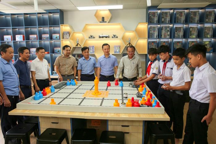 Các đại biểu tham quan, kiểm tra cơ sở vật chất, thiết bị học tập tại phòng STEM của Trường PTDTBT TH&amp;THCS Đinh Thanh Kháng (xã Sơn Tây Thượng).