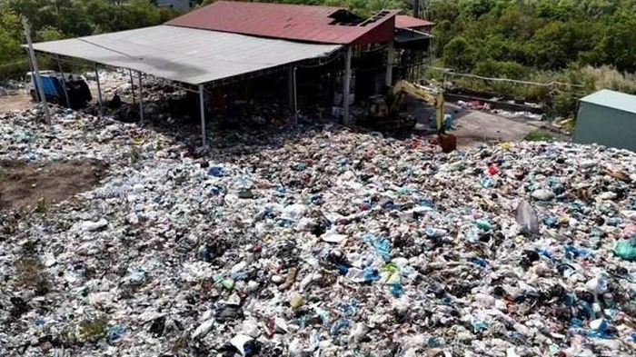 Việc xử lý rác thải tại Vĩnh Long chủ yếu là chôn lấp.