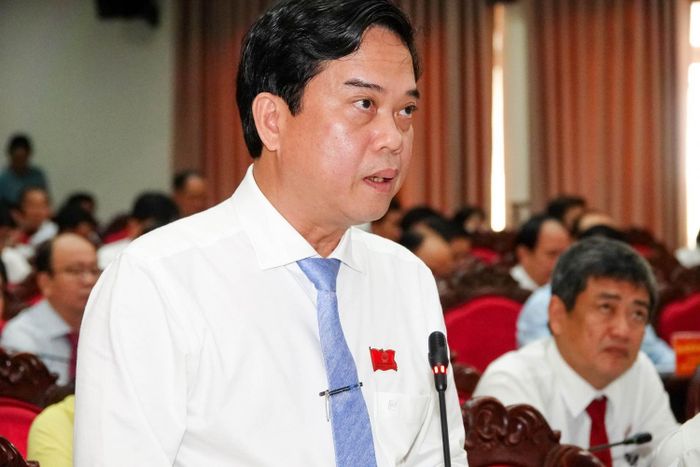 Ông Lâm Văn Tân, Giám đốc Sở Nông nghiệp và Môi trường tỉnh Vĩnh Long trả lời chất vấn.