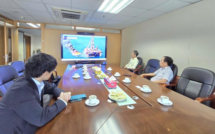 TS Nguyễn Quốc Thập và đại diện Idemitsu xem phim tư liệu về dự án Sao Vàng - Đại Nguyệt 