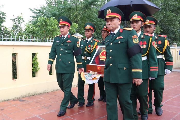 Đồng đội lặng lẽ đưa các anh về nơi an nghỉ cuối cùng, khép lại cuộc hành quân còn dang dở suốt 57 năm.