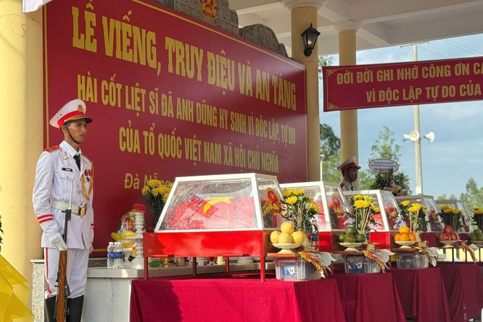 Sau hơn nửa thế kỷ nằm lại trong lòng Hang Đá Sập, năm liệt sĩ được tổ chức Lễ truy điệu và an táng trong niềm tri ân sâu nặng của đồng đội và Nhân dân.