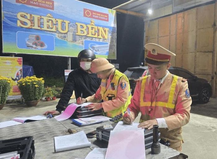 Kiểm tra, xử lý các trường hợp vi phạm an toàn giao thông (Ảnh: Công an Quảng Trị)