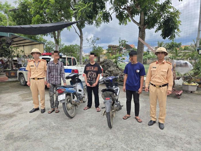Nhóm thanh niên và phương tiện tại cơ quan công an