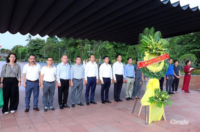 Đoàn công tác Báo Công lý do ông Trần Đức Vinh, Ủy viên Ban Chấp hành Đảng bộ TANDTC, Bí thư Chi bộ, Tổng Biên tập Báo Công lý làm Trưởng đoàn, dâng hoa, dâng hương tại Khu di tích đặc biệt Thành cổ Quảng Trị. Ảnh: Mai Đỉnh