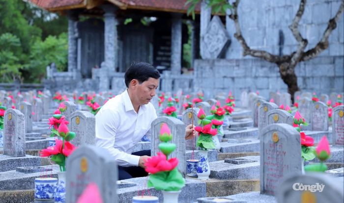Tổng Biên tập Báo Công lý Trần Đức Vinh, thắp hương trên các phần mộ liệt sĩ. Ảnh: Mai Đỉnh