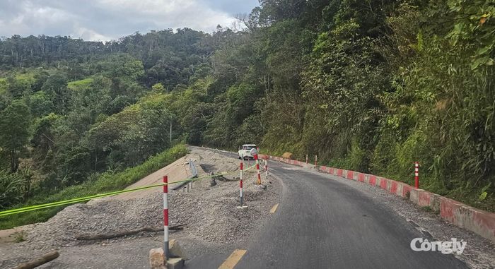 Đã 8 tháng trôi qua nhưng điểm sạt lở tại Km76+900 - Km77 trên Quốc lộ 24, đoạn qua xã Kon Plông, tỉnh Quảng Ngãi vẫn chưa được xử lý.