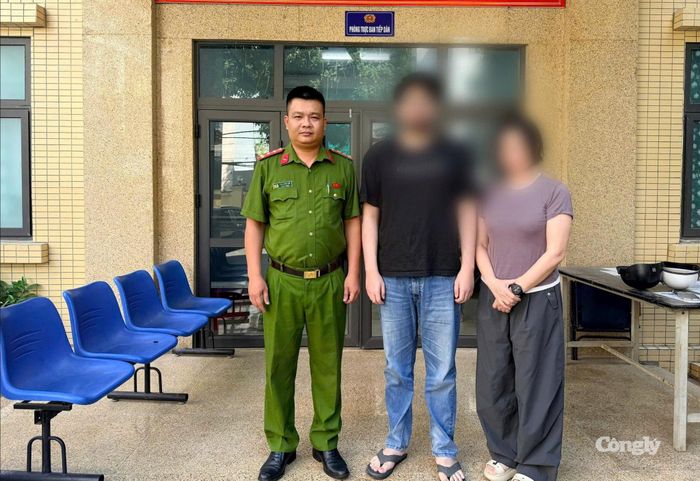 Công an phường Tây Hồ bàn giao anh H.T.H. cho gia đình.