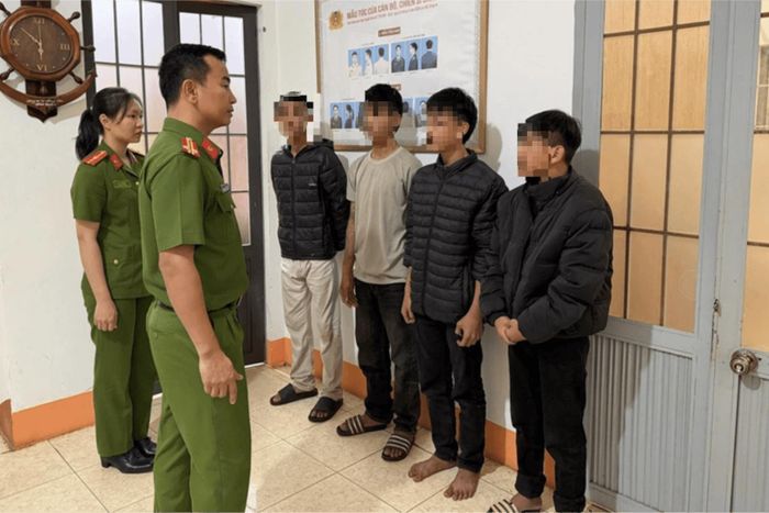 4 đối tượng trộm xe máy tại cơ quan Công an.