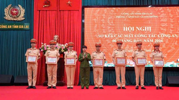 Công an tỉnh Gia Lai trao giấy khen của Cục CSGT và Giám đốc Công an tỉnh cho nhiều tập thể, cá nhân có thành tích xuất sắc trong công tác bảo đảm trật tự, an toàn giao thông 6 tháng đầu năm 2026.