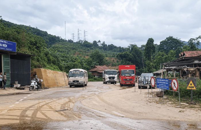 Nỗ lực khắc phục sạt lở, Quốc lộ 6 qua đèo Huổi Lóng từng bước khôi phục giao thông.