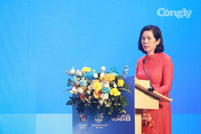 Bà Nguyễn Thị Minh Hương, Phó Chủ tịch Hội LHPN Việt Nam, Trưởng Ban Tổ chức Giải, phát biểu khai mạc chương trình.