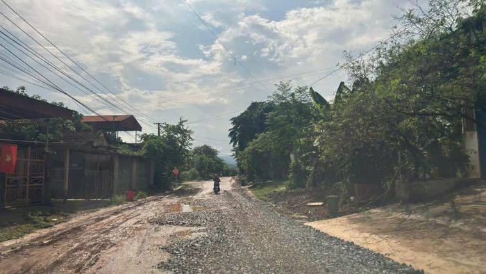 Đá đổ tràn lan ra đường không được lu lèn