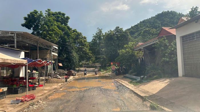 Nước đọng thành vũng trước nhà dân