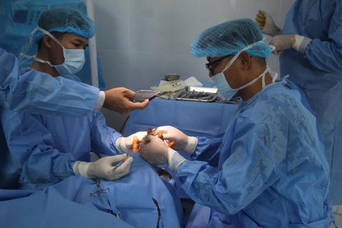 Đội ngũ y, bác sĩ tiến hành phẫu thuật tạo mõm cụt cho bệnh nhân.