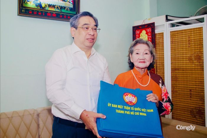 Ông Nguyễn Phước Lộc gửi lời chúc sức khỏe đến Mẹ Việt Nam Anh hùng Nguyễn Thị Ty.