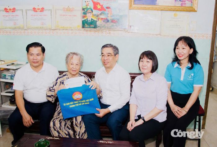 Ông Nguyễn Phước Lộc bày tỏ sự tri ân sâu sắc trước sự hy sinh lớn lao của Mẹ Việt Nam Anh hùng Nguyễn Thị Hữu Tài.