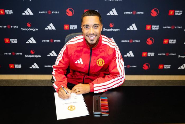 Tielemans đặt bút ký vào bản hợp đồng 5 năm với MU - Ảnh: MUFC