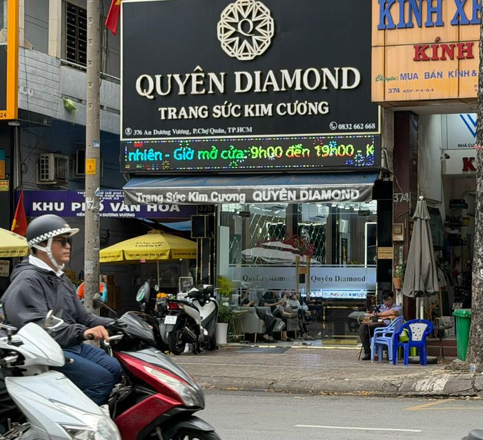 Một số cửa hàng kim cương đang hoạt động.