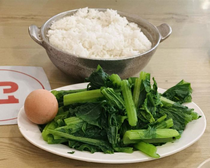 Ngoài sữa, bạn có thể bổ sung canxi từ trứng và một số loại rau cải. Ảnh: Ban Mai