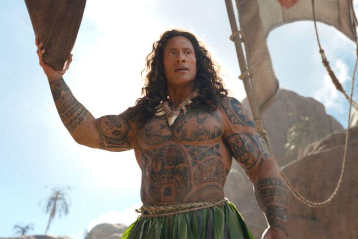 Dwayne Johnson trong "Moana" bản người đóng không khác là mấy so với tạo hình ở bản hoạt hình do anh lồng tiếng 10 năm trước. 