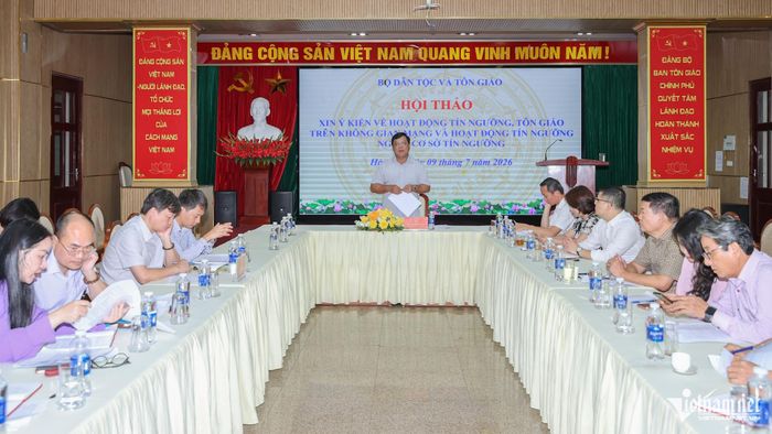 Thứ trưởng Bộ Dân tộc và Tôn giáo Nguyễn Hải Trung chủ trì hội thảo xin ý kiến về hoạt động tín ngưỡng, tôn giáo trên không gian mạng và hoạt động tín ngưỡng ngoài cơ sở tín ngưỡng tổ chức ngày 9/7. Ảnh: Lê Anh Dũng