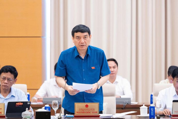 Chủ nhiệm Ủy ban Văn hóa và Xã hội Nguyễn Đắc Vinh trình bày báo cáo thẩm tra. Ảnh: QH