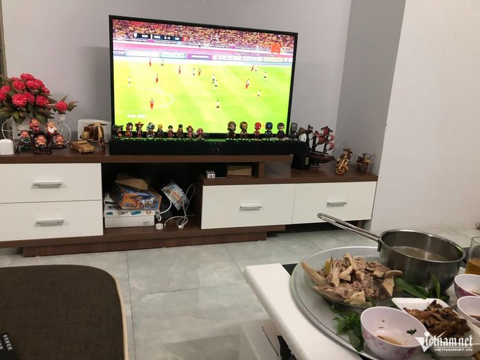 Sinh hoạt đảo lộn, chồng sụt cân vì vợ mê bóng đá, xem World Cup suốt đêm. Ảnh minh họa