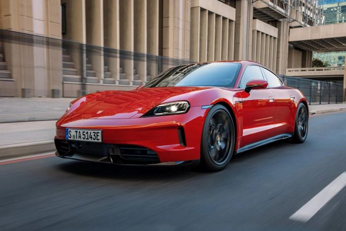 Porsche Taycan đang đối mặt với tương lai mấy không chắc chắn. Ảnh: Carscoops