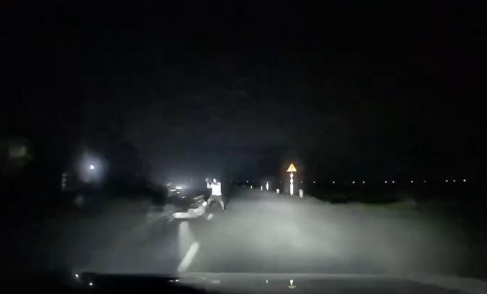 Nhóm thanh niên dùng một vật thể ném vào đầu ô tô. Ảnh: Cắt từ clip