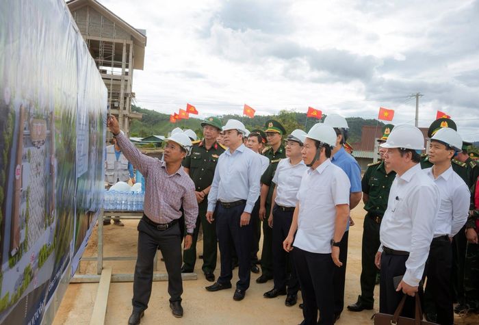 Phó Thủ tướng cùng đoàn công tác nghe báo cáo về tiến độ dự án. Ảnh: Cổng thông tin TP Huế