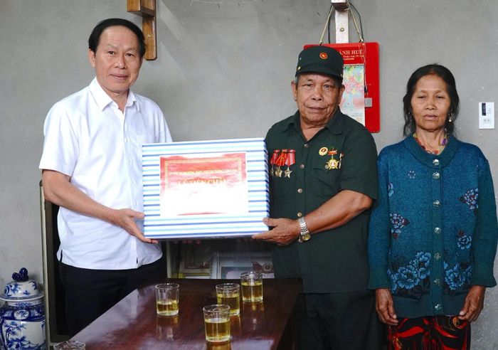 Phó Thủ tướng Lê Tiến Châu tặng quà cho gia đình ông Hồ Văn Cường. Ảnh: Cổng thông tin TP Huế
