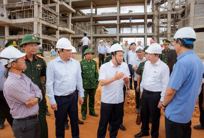 Đoàn công tác kiểm tra tại dự án Trường phổ thông nội trú liên cấp Tiểu học và THCS xã A Lưới 3. Ảnh: Cổng thông tin TP Huế