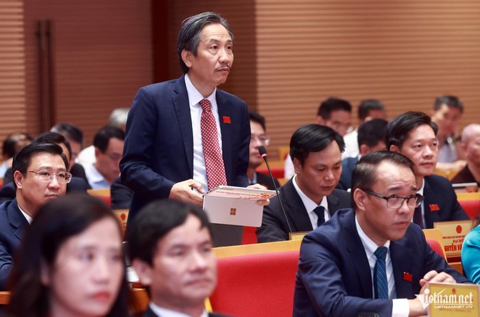 Đại biểu Trần Anh Tuấn phát biểu tại phiên chất vấn