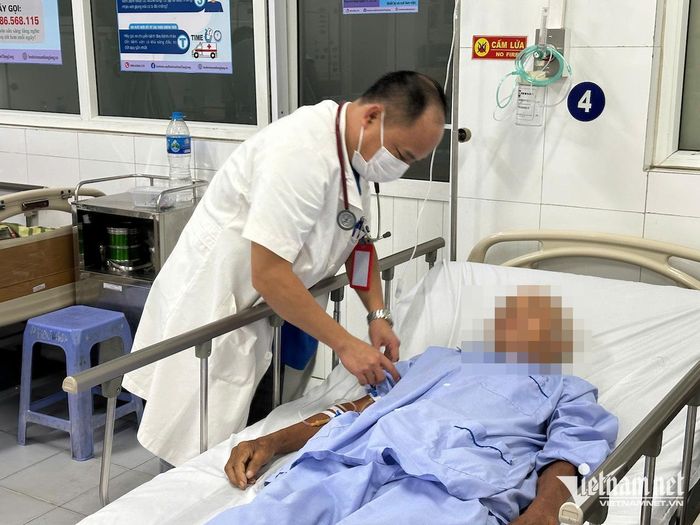 TS Tạ Quang Thành thăm khám cho bệnh nhân. Ảnh: Tiến Anh