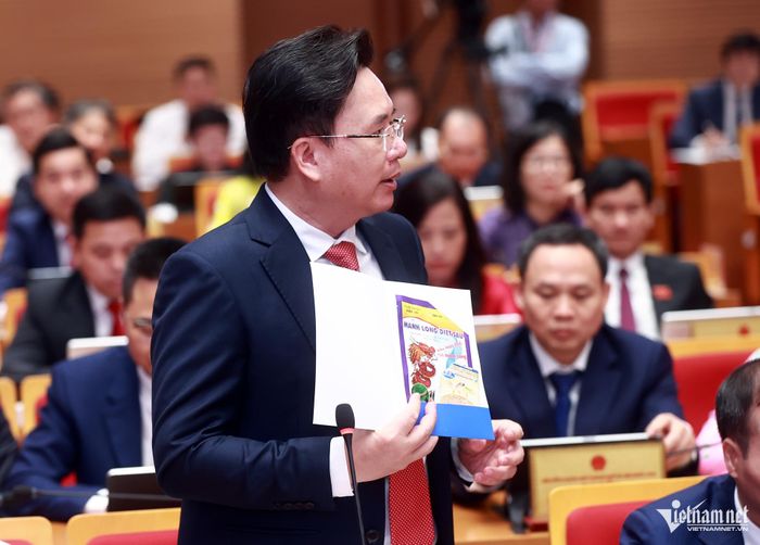 Đại biểu Nguyễn Văn Thường mang theo vỏ bao thuốc bảo vệ thực vật vào hội trường, truy trách nhiệm liên quan tới quản lý an toàn thực phẩm trong sản xuất nông nghiệp