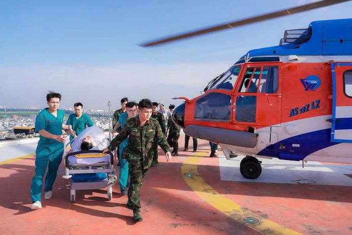 Hình ảnh trực thăng đưa bệnh nhân về tới đất liền. Ảnh: BVCC