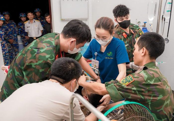 Nạn nhân được chuyển vào Bệnh viện Quân y 175 điều trị. Ảnh: BVCC