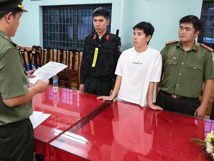 Cơ quan An ninh điều tra tống đạt các quyết định và lệnh đối với Nguyễn Tiến Sang. Ảnh: CACC