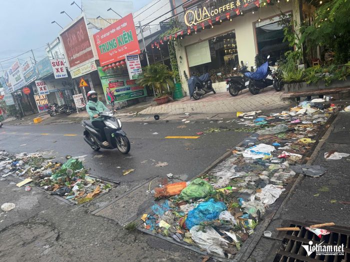 Rác ngập cống thoát nước trên địa bàn phường Trảng Dài, TP Đồng Nai. Ảnh: Hoàng Anh