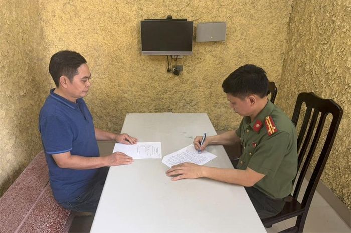 Bị can Đào Bá Đoàn, Tổng Biên tập NXB Hội Nhà văn. Ảnh: CA Hà Nội