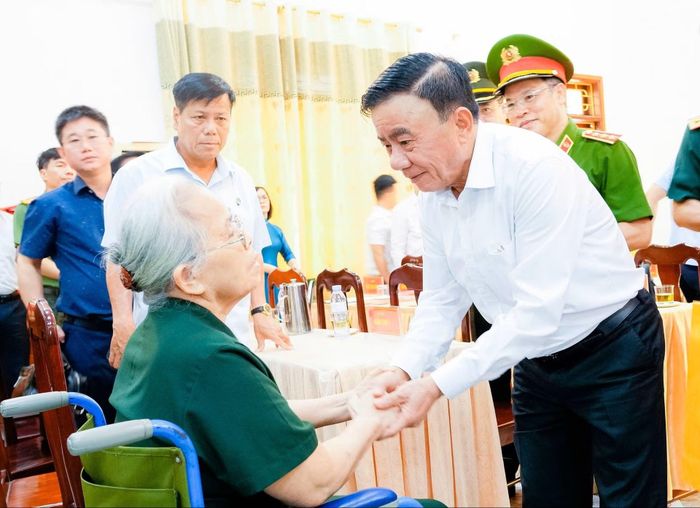 Thường trực Ban Bí thư Trần Cẩm Tú thăm hỏi sức các bác thương binh, bệnh binh (Ảnh: Phạm Bằng)