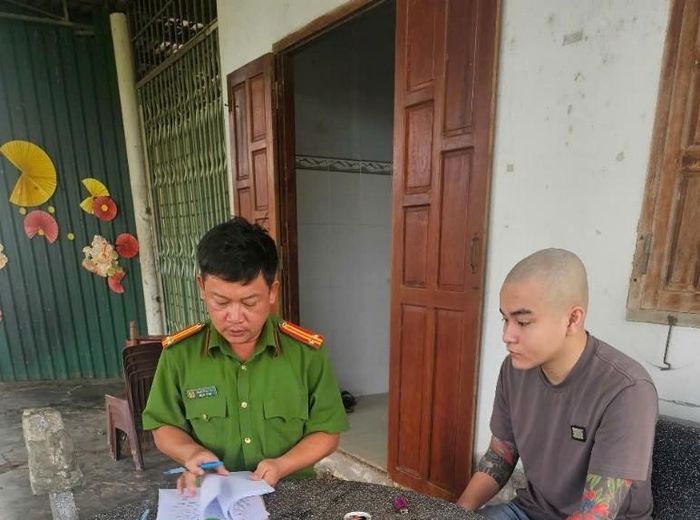 Đối tượng truy nã Trần Thái Tình ra đầu thú. (Ảnh:CA)