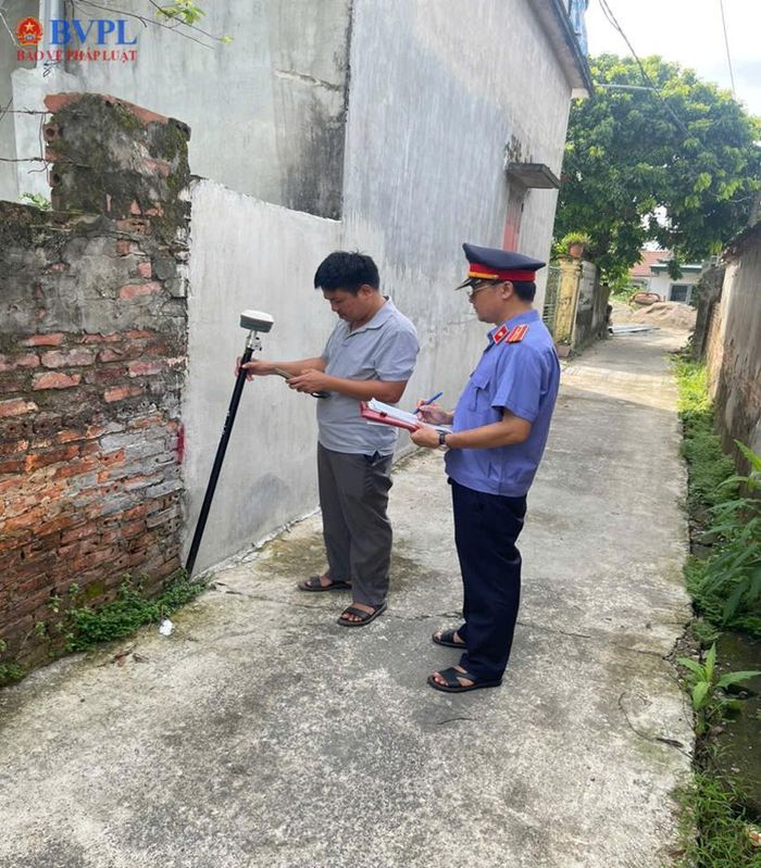  Kiểm sát viên kiểm tra hiện trạng tài sản trước khi kê biên.