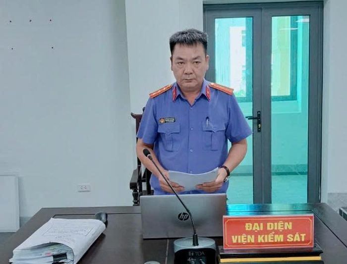  Kiểm sát viên thực hành quyền công tố và kiểm sát xét xử tại phiên tòa.