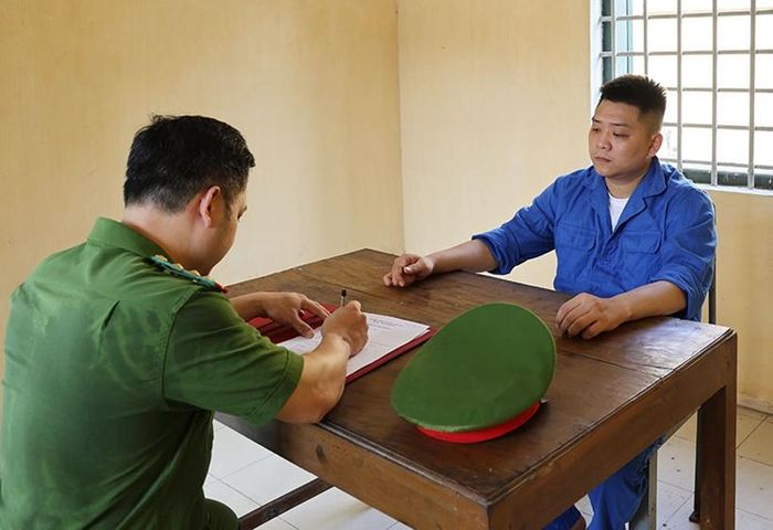  Điều tra viên lấy lời khai Lê Tuấn Minh.